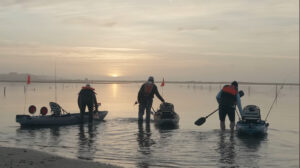 Kayak Galaxy in acqua al tramonto
