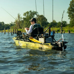 Kayak da pesca in movimento con motore elettrico