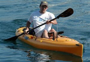 Persona su un kayak con movimento a pagaia