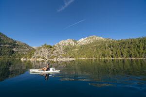 Kayak con una persona che naviga in un posto meraviglioso incastonato nelle montagne