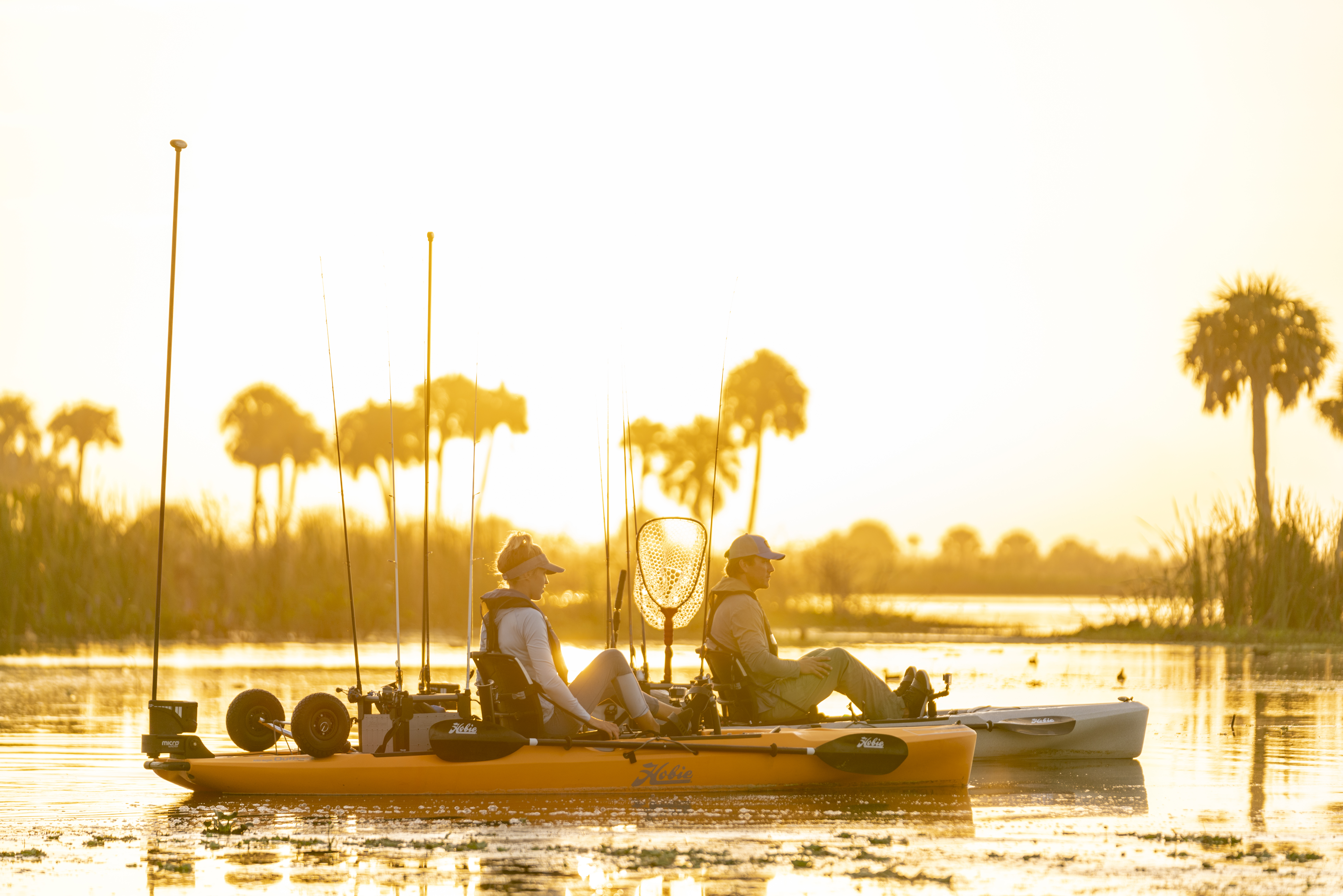 Foto Emozionale con due Kayak da Pesca in Acqua al Tramonto