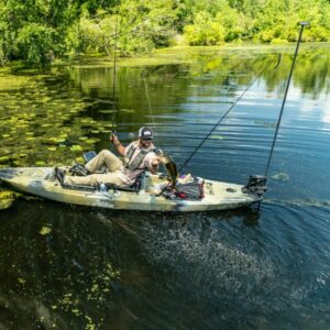 Kayak da Pesca Hobie Outback in acqua con pescatore che sta pescando