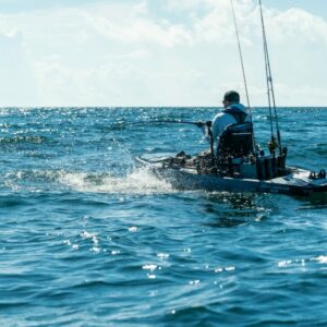 Kayak da Pesca Hobie Pro Angler 14 in mare aperto con pescatore mentre pesca